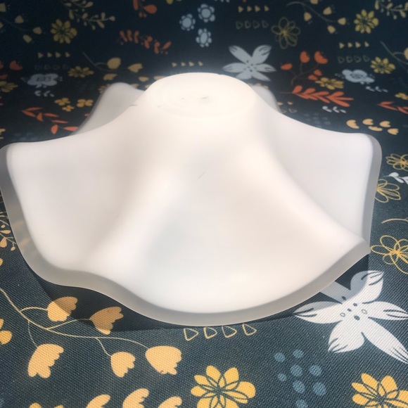 WHITE MATE GLASS WAVY VASE BOWL Plate Vase Flower Shaped 9.5”  MILKY VINTAGE? - Picture 15 of 16